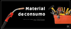 Diversos materiais de uso e consumo em um escritório, incluindo papel, canetas, grampeador e material de limpeza